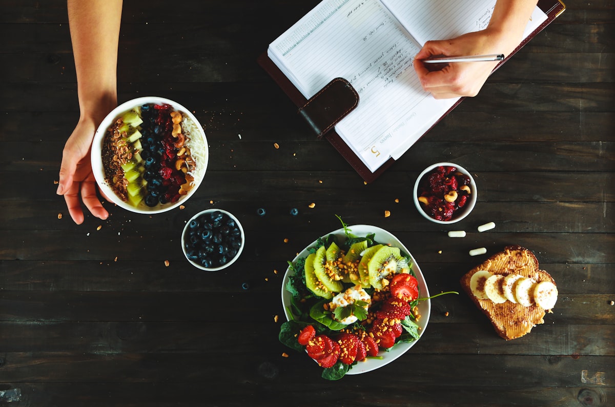 Dieta equilibrada con frutas, verduras y proteínas saludables